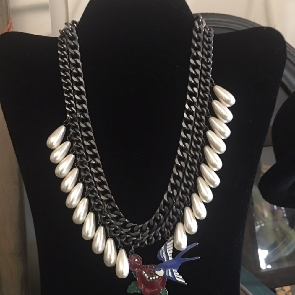 Necklace with oval pearls